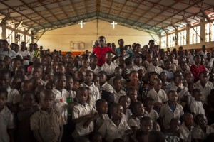 Don Bosco Ngangi est une école et un orphelinat qui accueille 3000 enfants, victimes directes ou indirectes des conflits régionaux. C'est dans le gymnase de l'orphelinat qu'ont eu lieu les célébrations de la journée de la Femme : d'abord une messe, puis le défilé et les spectacles des filles-mères. Goma, centre Don Bosco Ngangi, mars 2015. //Photographies à ne pas utiliser hors-contexte.