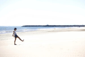 Un enfant marche sur la plage